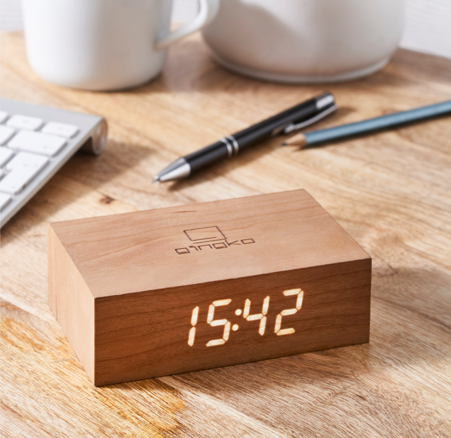 Gingko Flip Click Clock vækkeur I kirsebær - KoZmo Design Store
